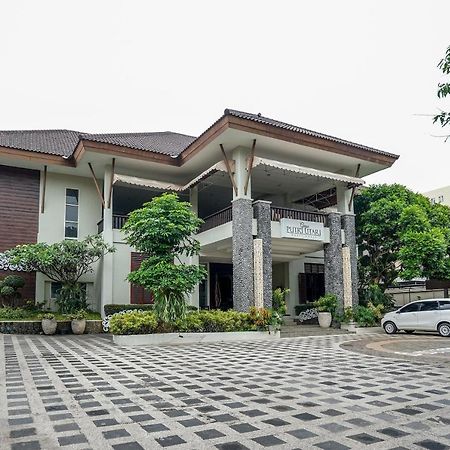 Oyo 282 Putri Utari Residence Malang Exterior foto