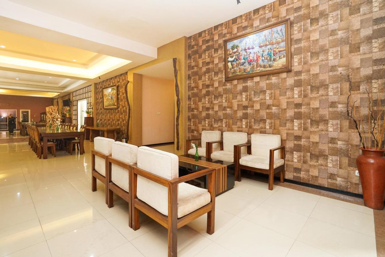 Oyo 282 Putri Utari Residence Malang Exterior foto