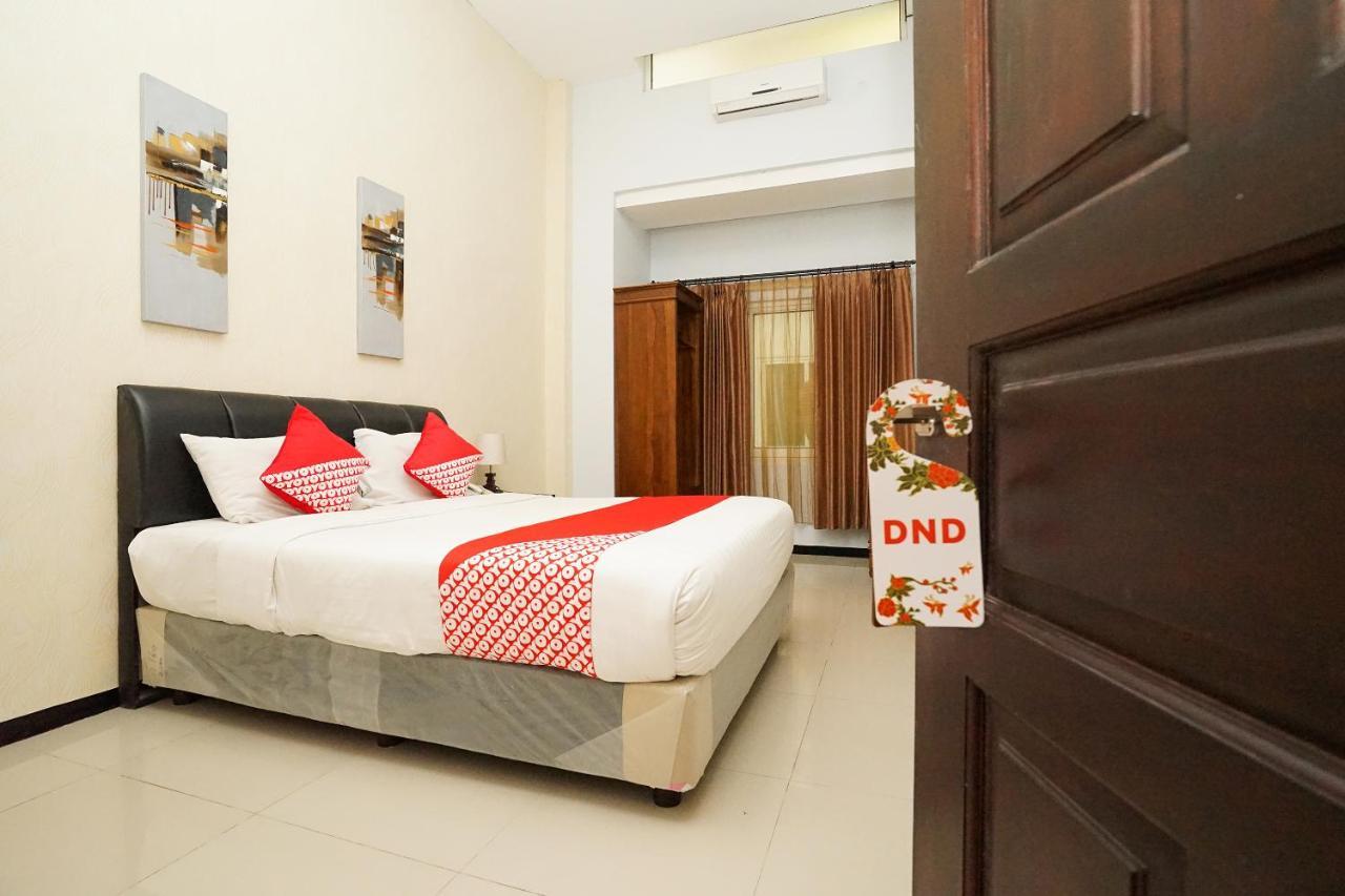 Oyo 282 Putri Utari Residence Malang Exterior foto