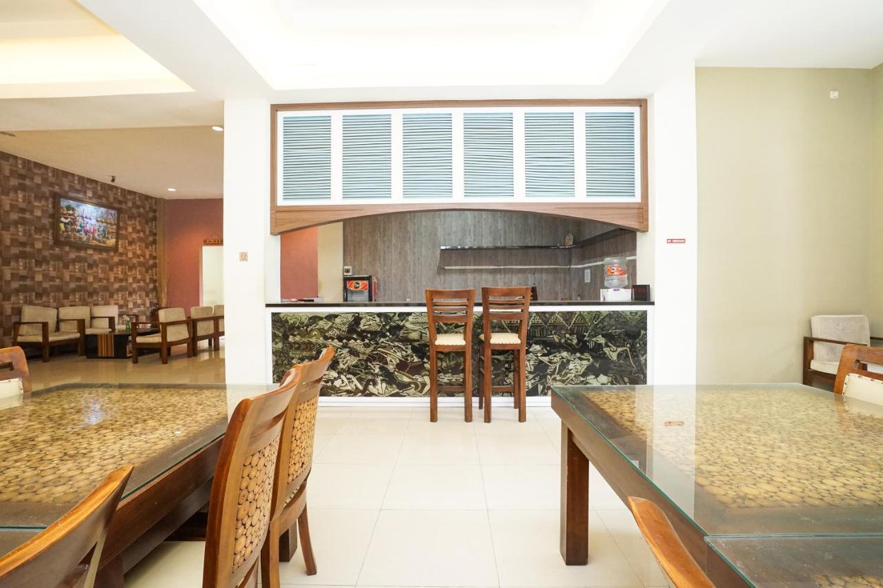 Oyo 282 Putri Utari Residence Malang Exterior foto